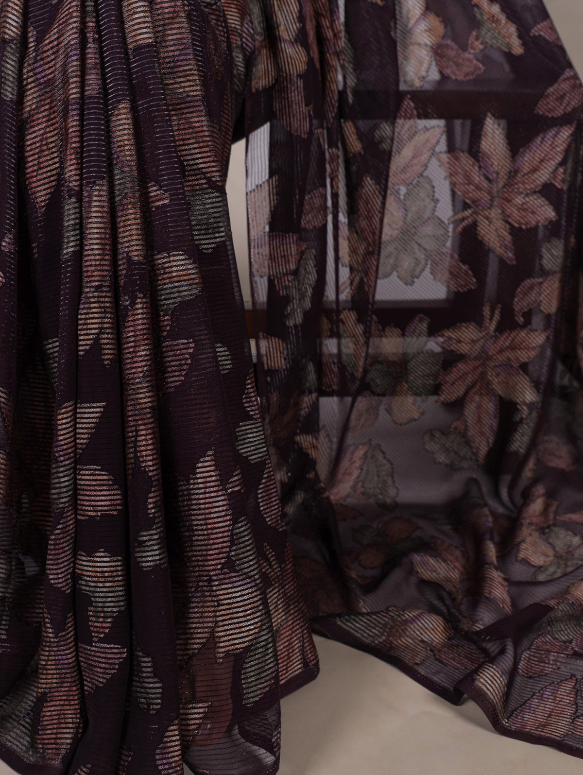 This floral Lurex Brasso saree blends the charm of blooming prints with the luxury of subtle shine 🍁