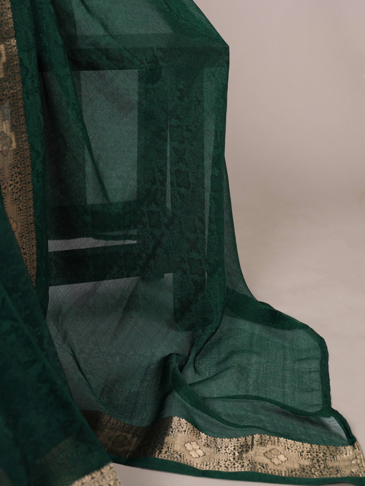 This poly shimmer saree with exquisite weaving border is your perfect pick for festive vibes, evening parties, or special occasions 🪸