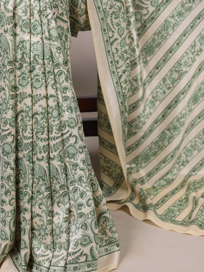 Timeless Tussar silk with graceful prints — a saree that speaks elegance in every drape 🌸