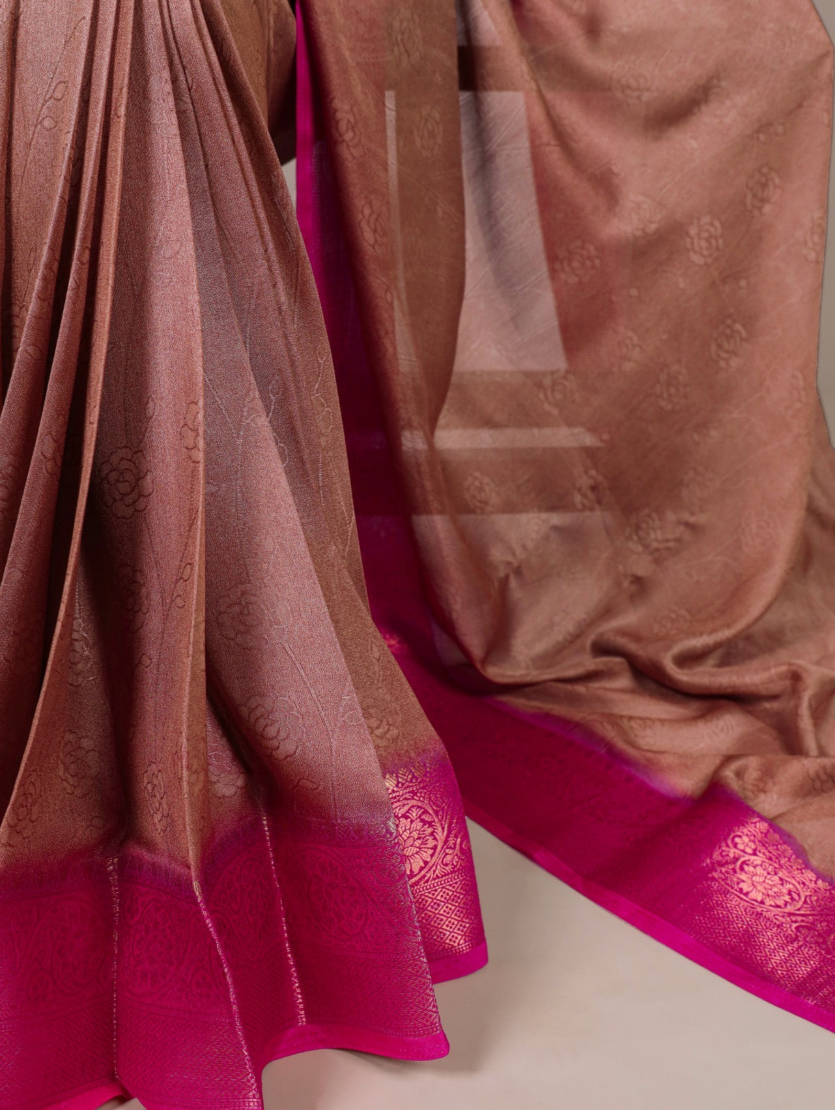 Marshmello-soft fabric with rich zari weaving — a blend of comfort and regal elegance. 🌸