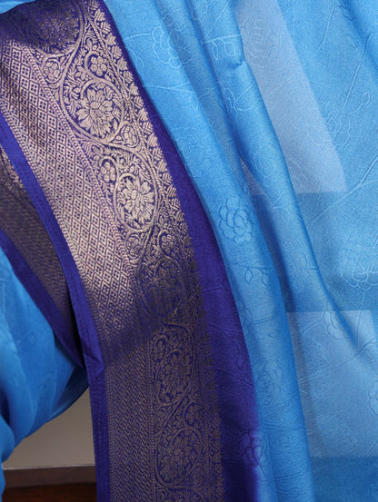 Marshmello-soft fabric with rich zari weaving — a blend of comfort and regal elegance. 🌸