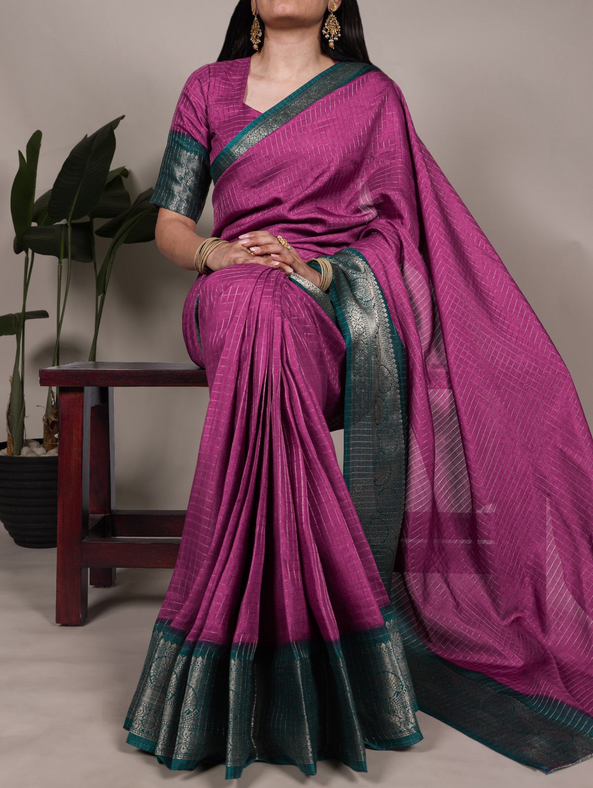 Traditional beauty highlighted with zari borders and classic checks 🍂
