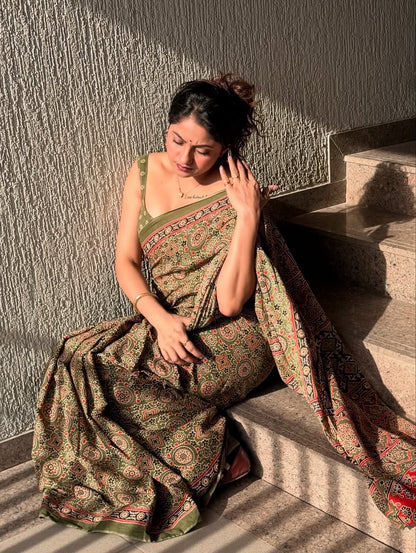 Trending mahedi colour design saree