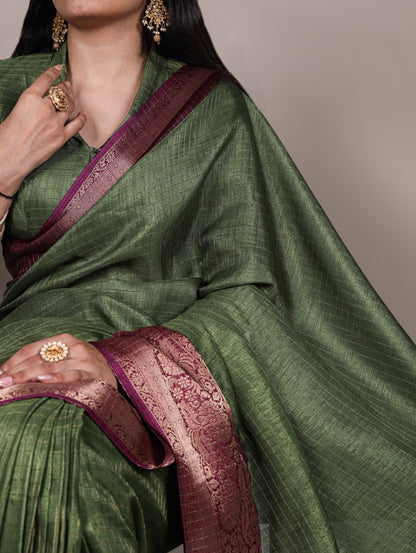 Traditional beauty highlighted with zari borders and classic checks 🍂