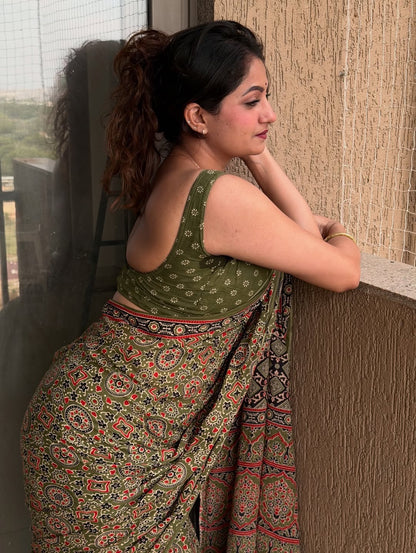 Trending mahedi colour design saree