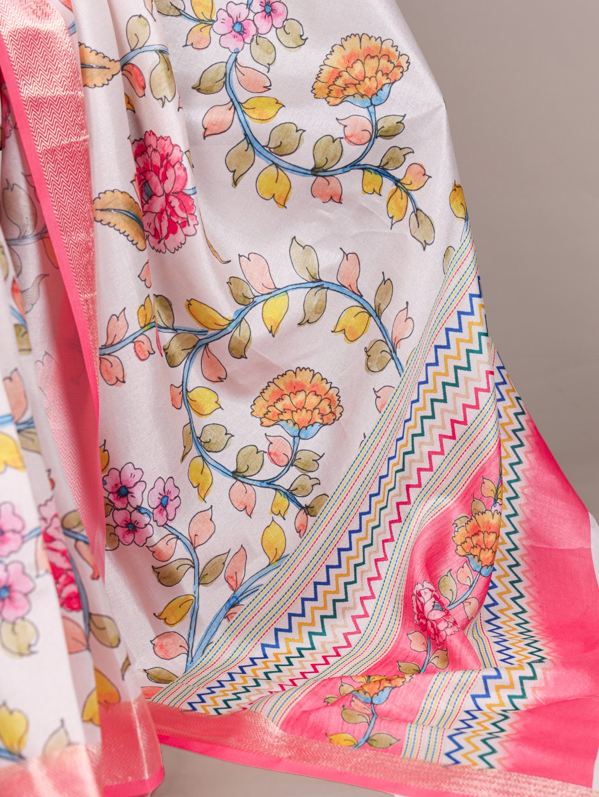 Tasar Silk drape with a glossy viscose border – perfect for your festive and timeless looks 🌺