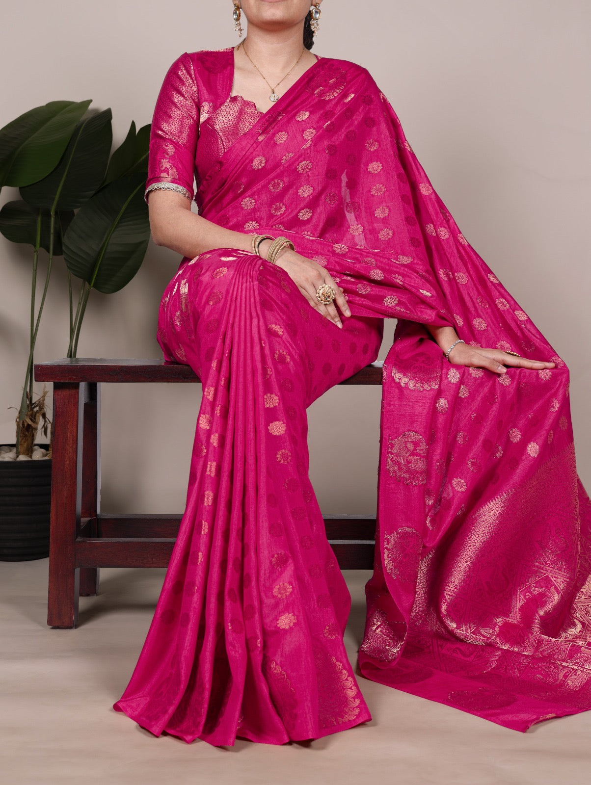 Roop Silk woven with zari work – where tradition meets timeless sophistication 🥀