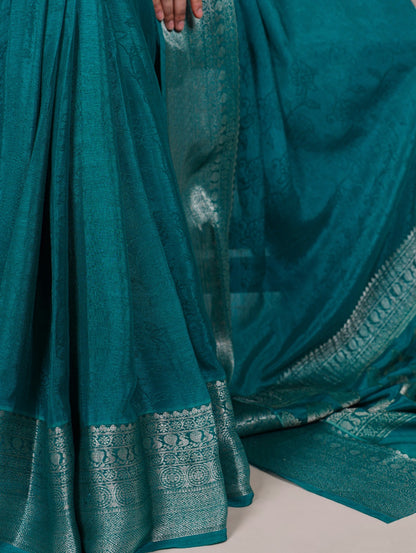A saree that blends comfort with class, crafted from rich and fluid Chinon 🪷