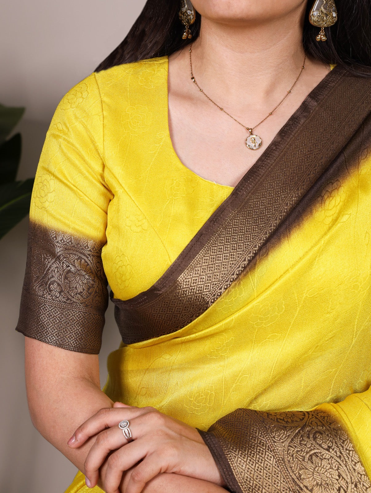 Marshmello-soft fabric with rich zari weaving — a blend of comfort and regal elegance. 🌸