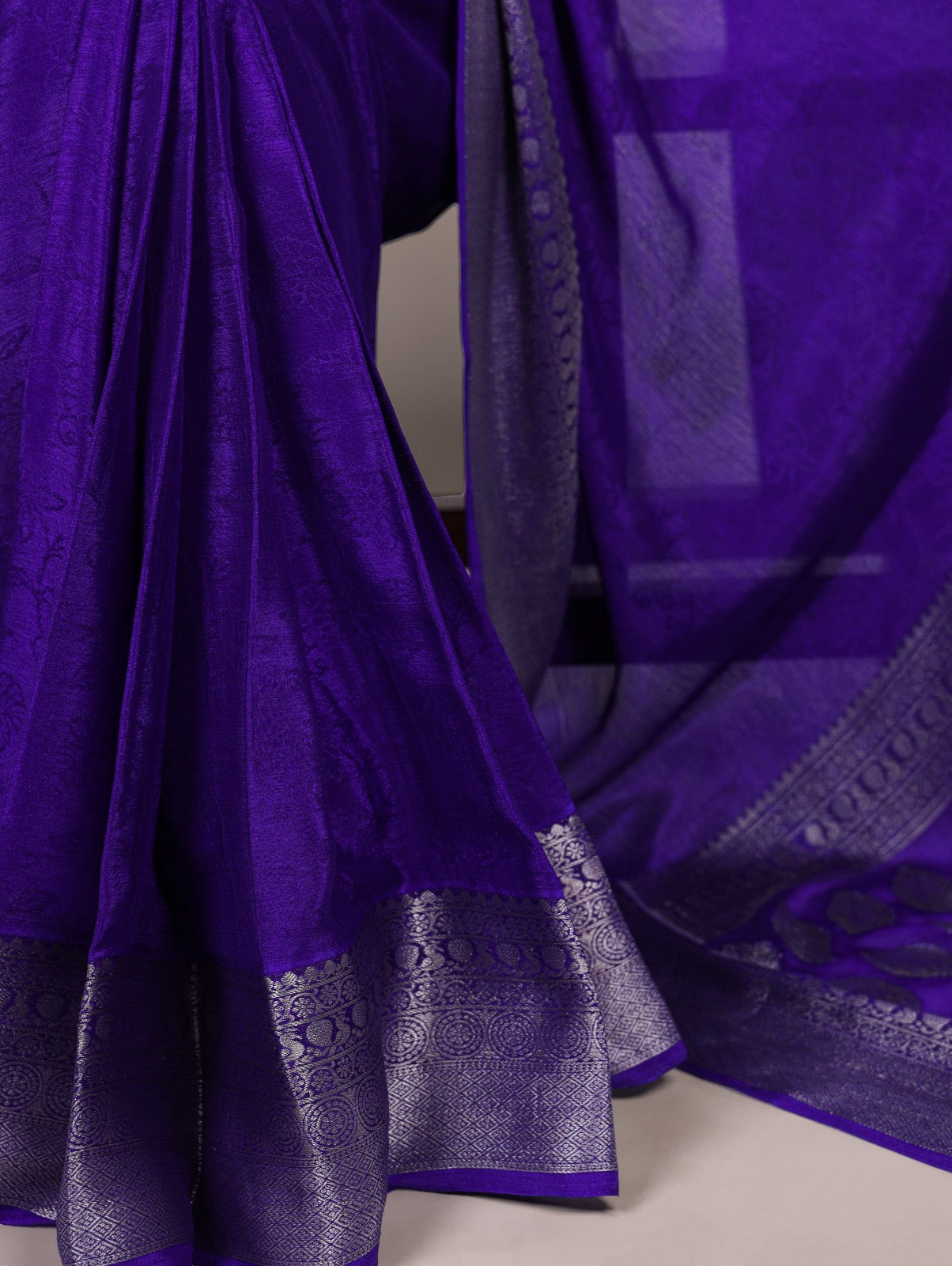 A saree that blends comfort with class, crafted from rich and fluid Chinon 🪷