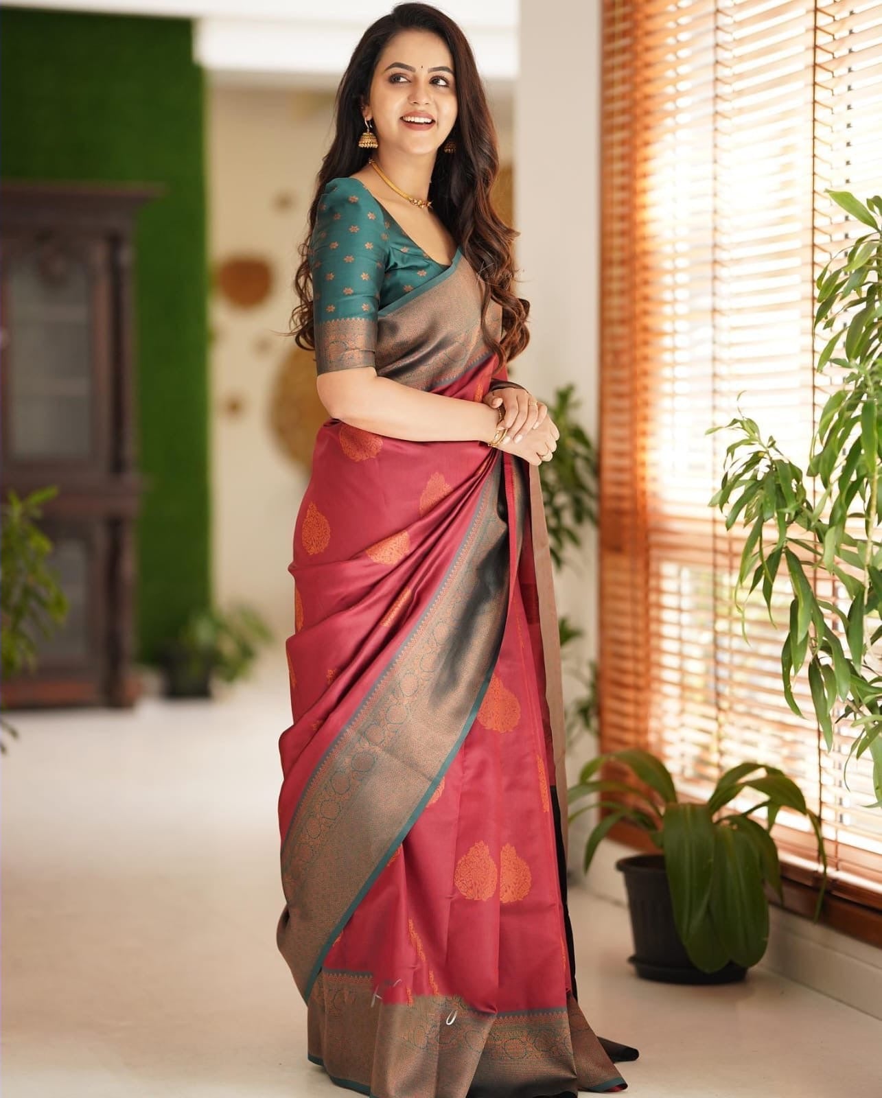 Timeless Banarasi Weaves for Your Grand Moments ✨