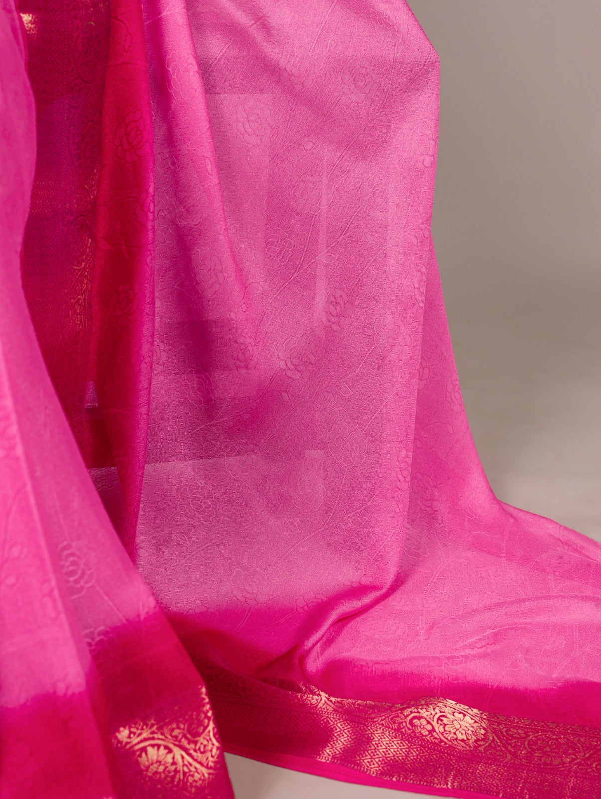 Marshmello-soft fabric with rich zari weaving — a blend of comfort and regal elegance. 🌸