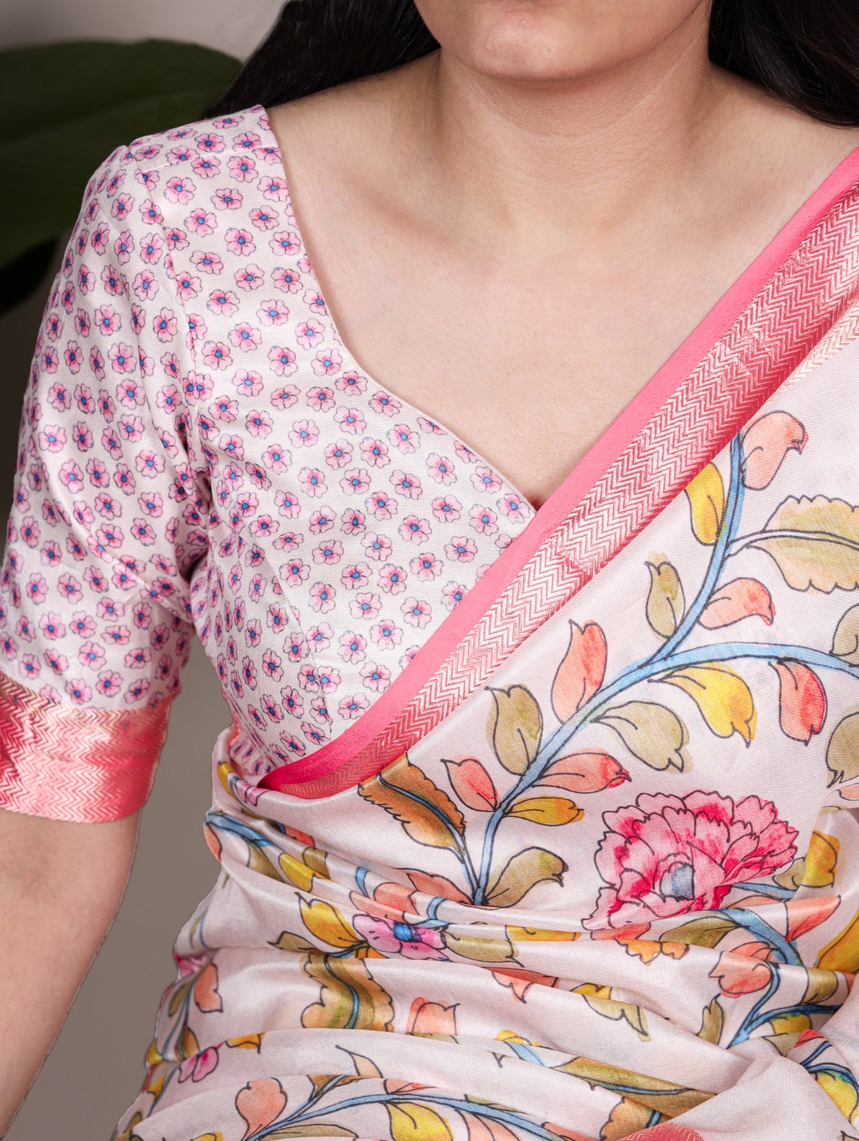 Tasar Silk drape with a glossy viscose border – perfect for your festive and timeless looks 🌺