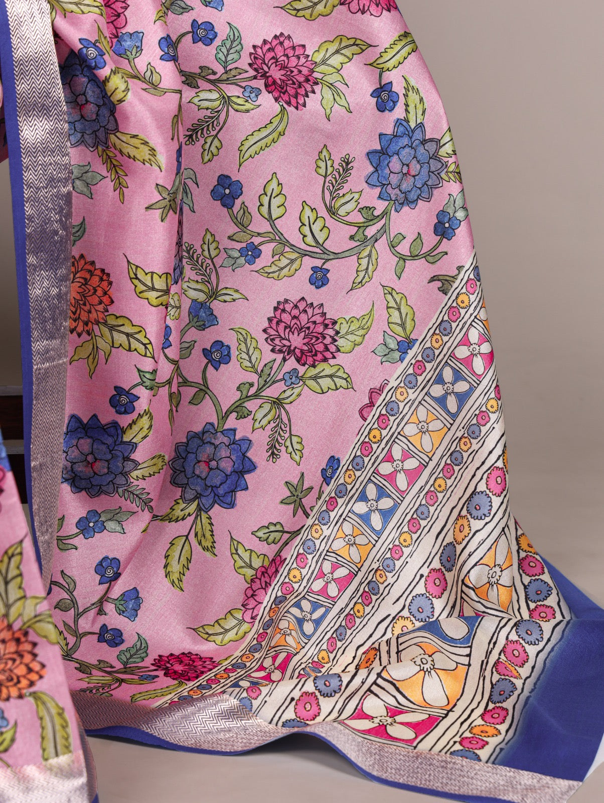 Tasar Silk drape with a glossy viscose border – perfect for your festive and timeless looks 🌺