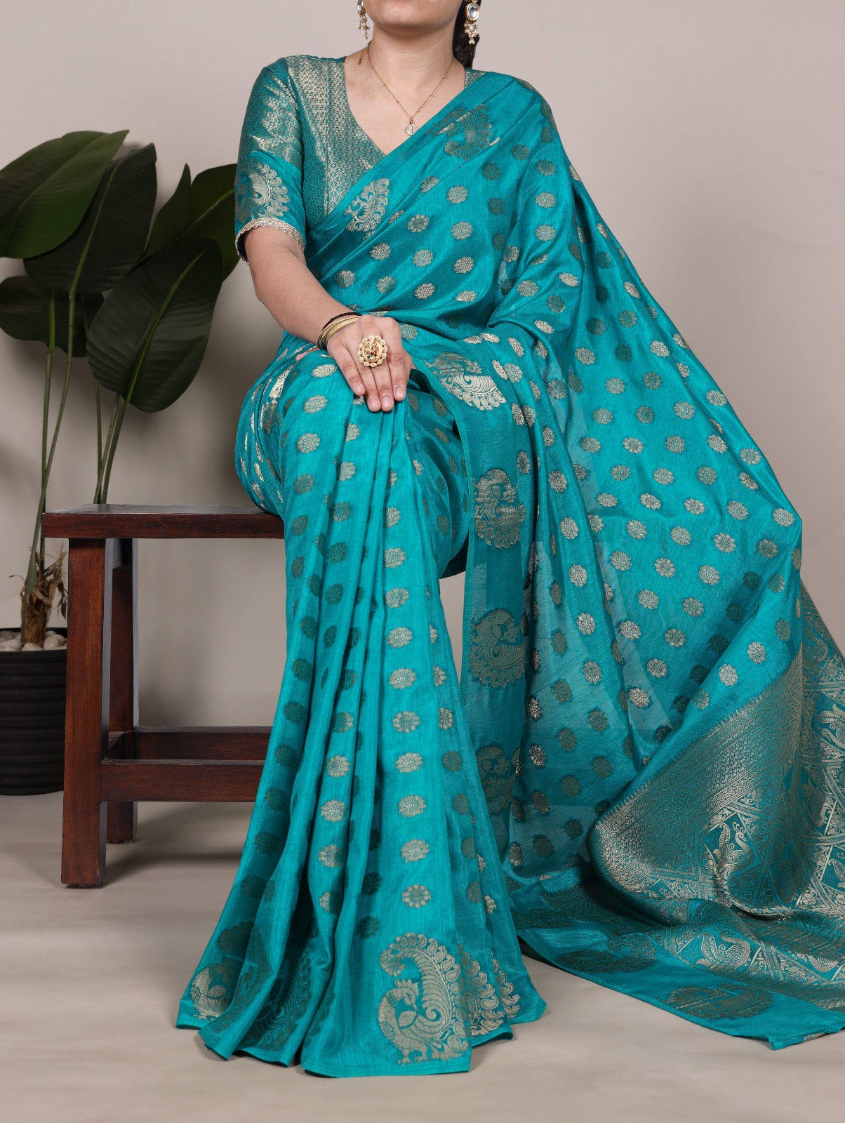 Roop Silk woven with zari work – where tradition meets timeless sophistication 🥀