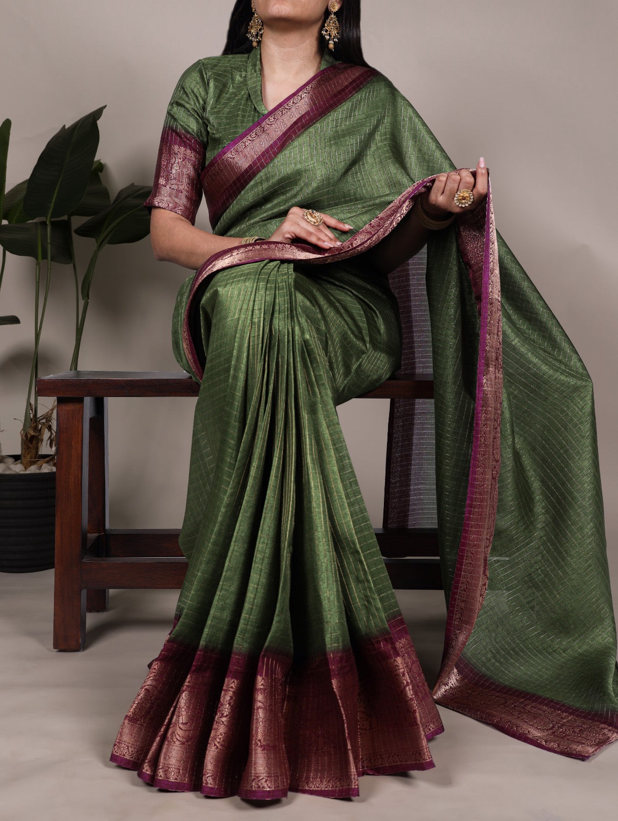 Traditional beauty highlighted with zari borders and classic checks 🍂