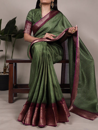 Traditional beauty highlighted with zari borders and classic checks 🍂