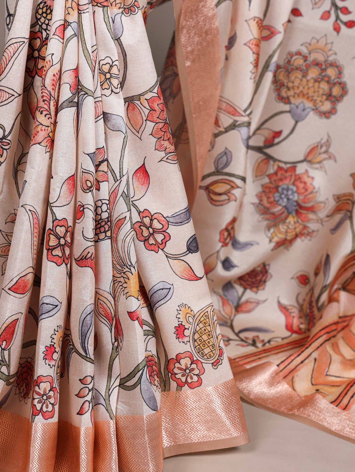 Tasar Silk drape with a glossy viscose border – perfect for your festive and timeless looks 🌺