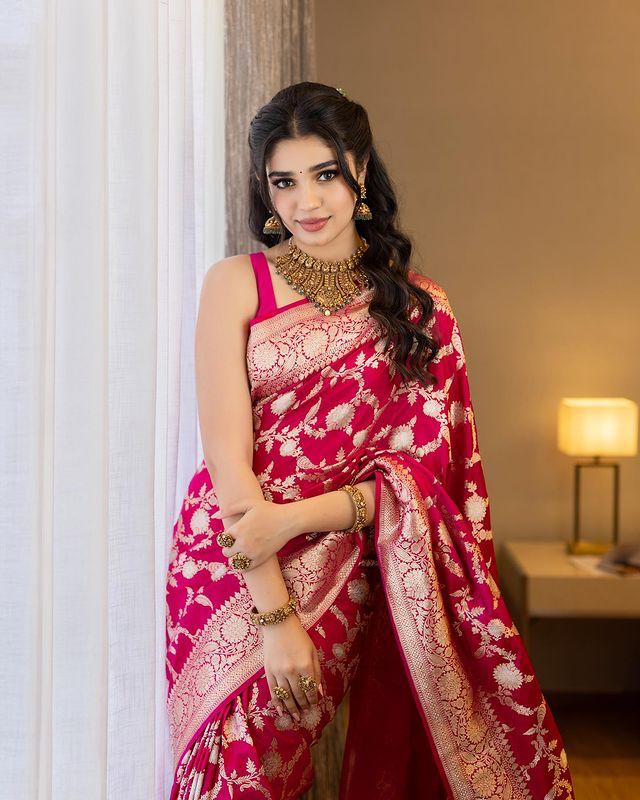 Woven Design Zari Silk Blend
Banarasi Saree