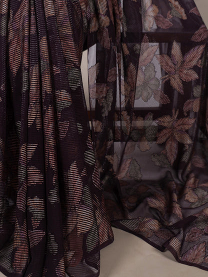 This floral Lurex Brasso saree blends the charm of blooming prints with the luxury of subtle shine 🍁