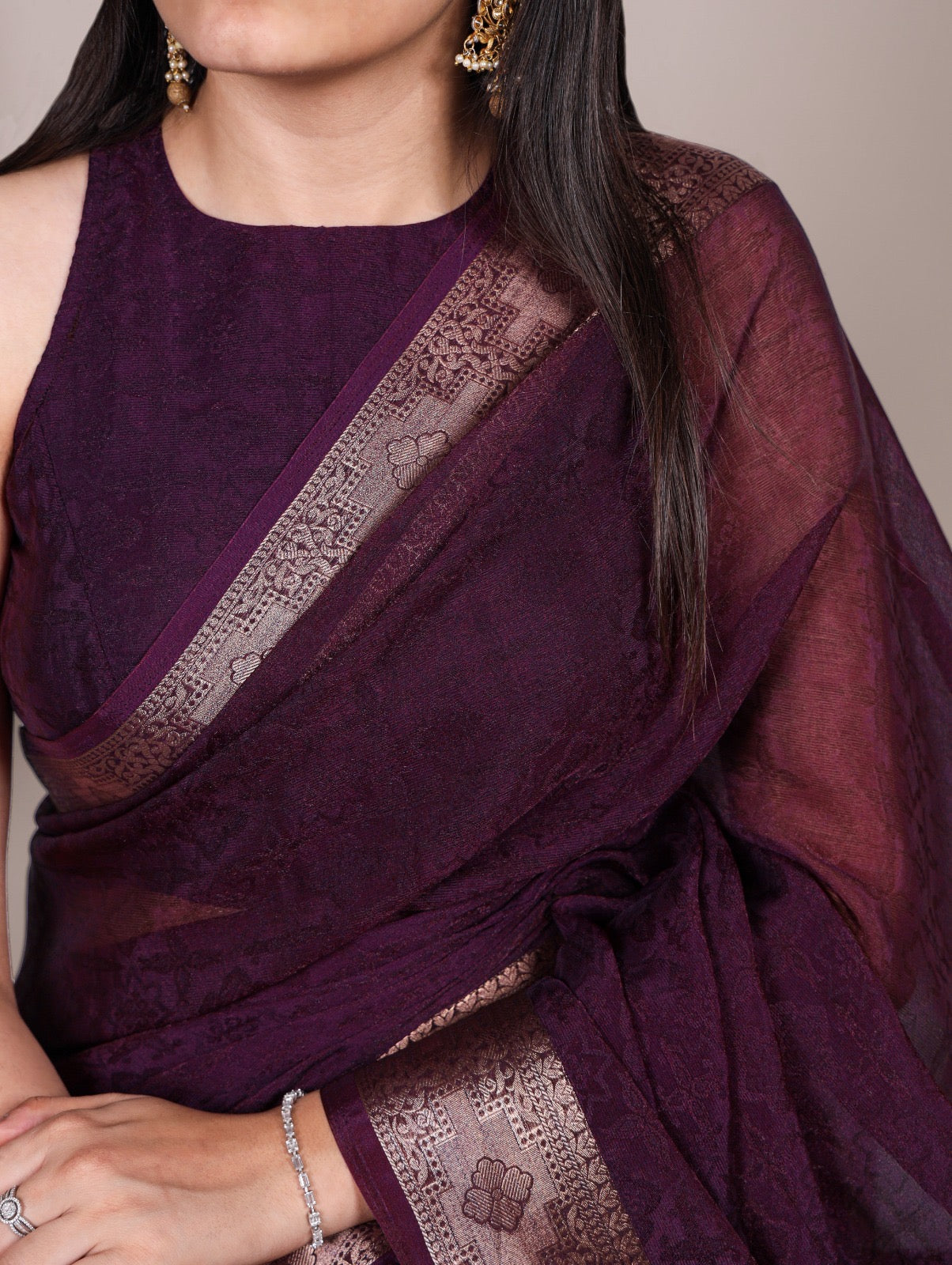 This poly shimmer saree with exquisite weaving border is your perfect pick for festive vibes, evening parties, or special occasions 🪸