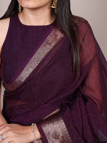 This poly shimmer saree with exquisite weaving border is your perfect pick for festive vibes, evening parties, or special occasions 🪸