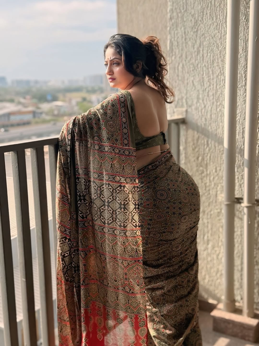 Trending mahedi colour design saree