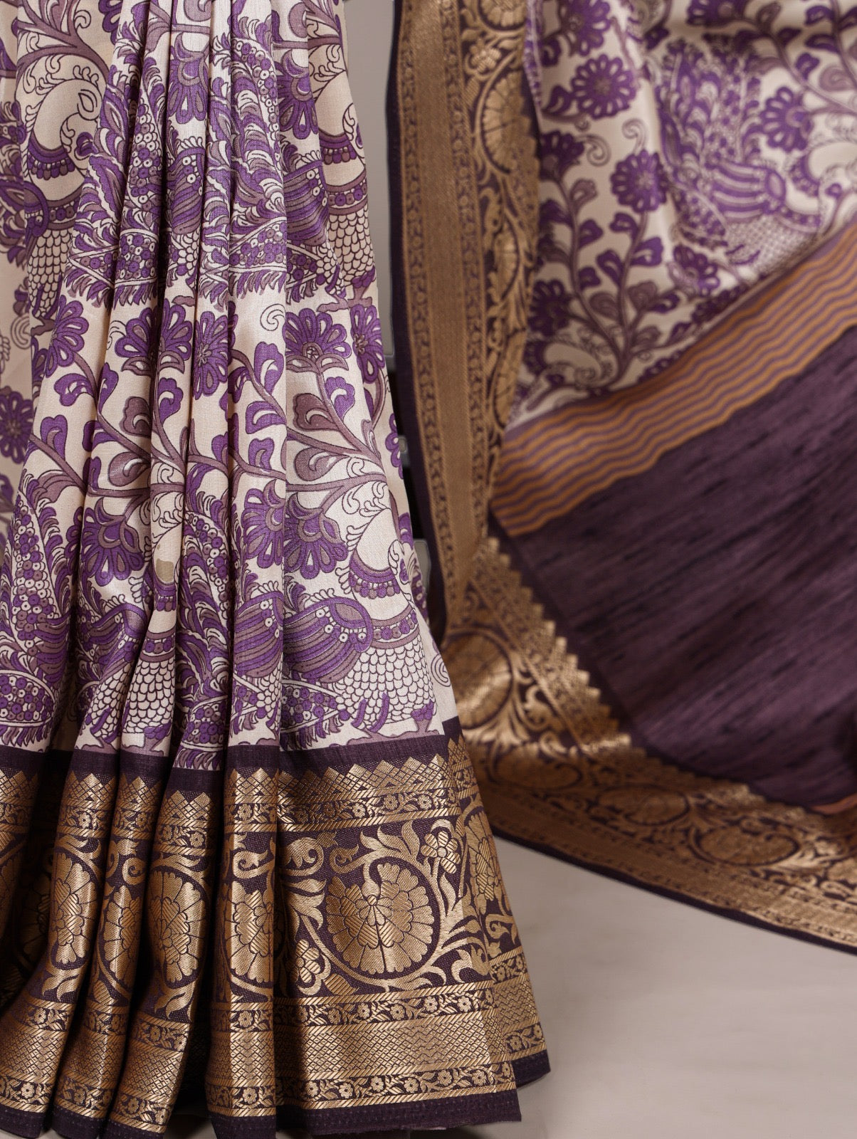 Tradition weaved in Tasar, finished with the subtle shimmer of viscose borders 🌺