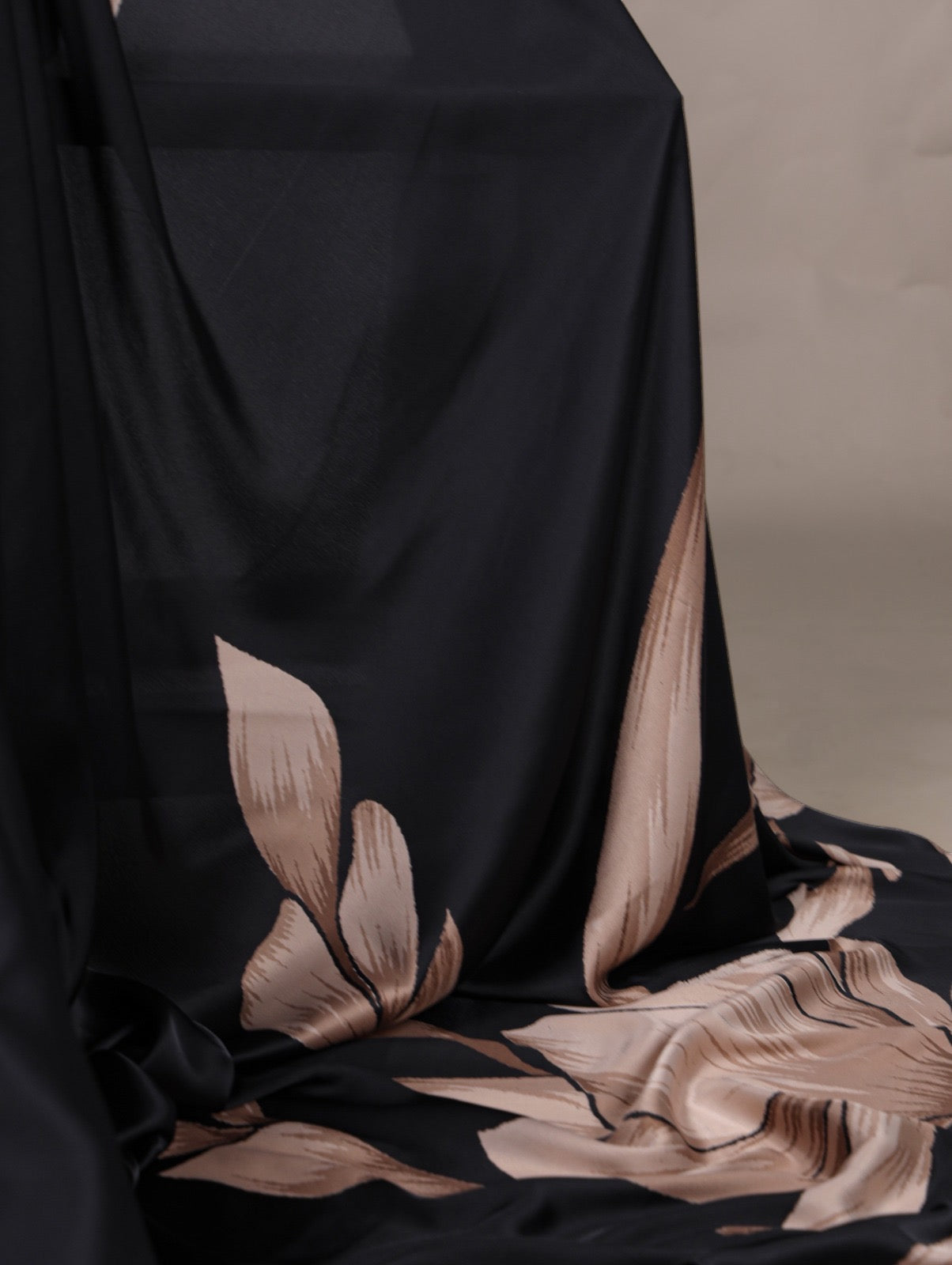 Let your look blossom with the perfect blend of femininity and flow. 🌹