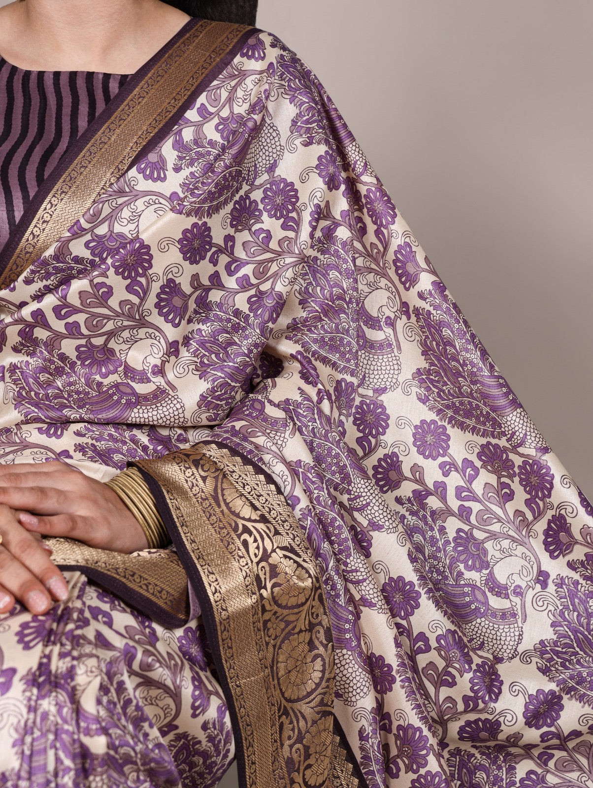 Tradition weaved in Tasar, finished with the subtle shimmer of viscose borders 🌺