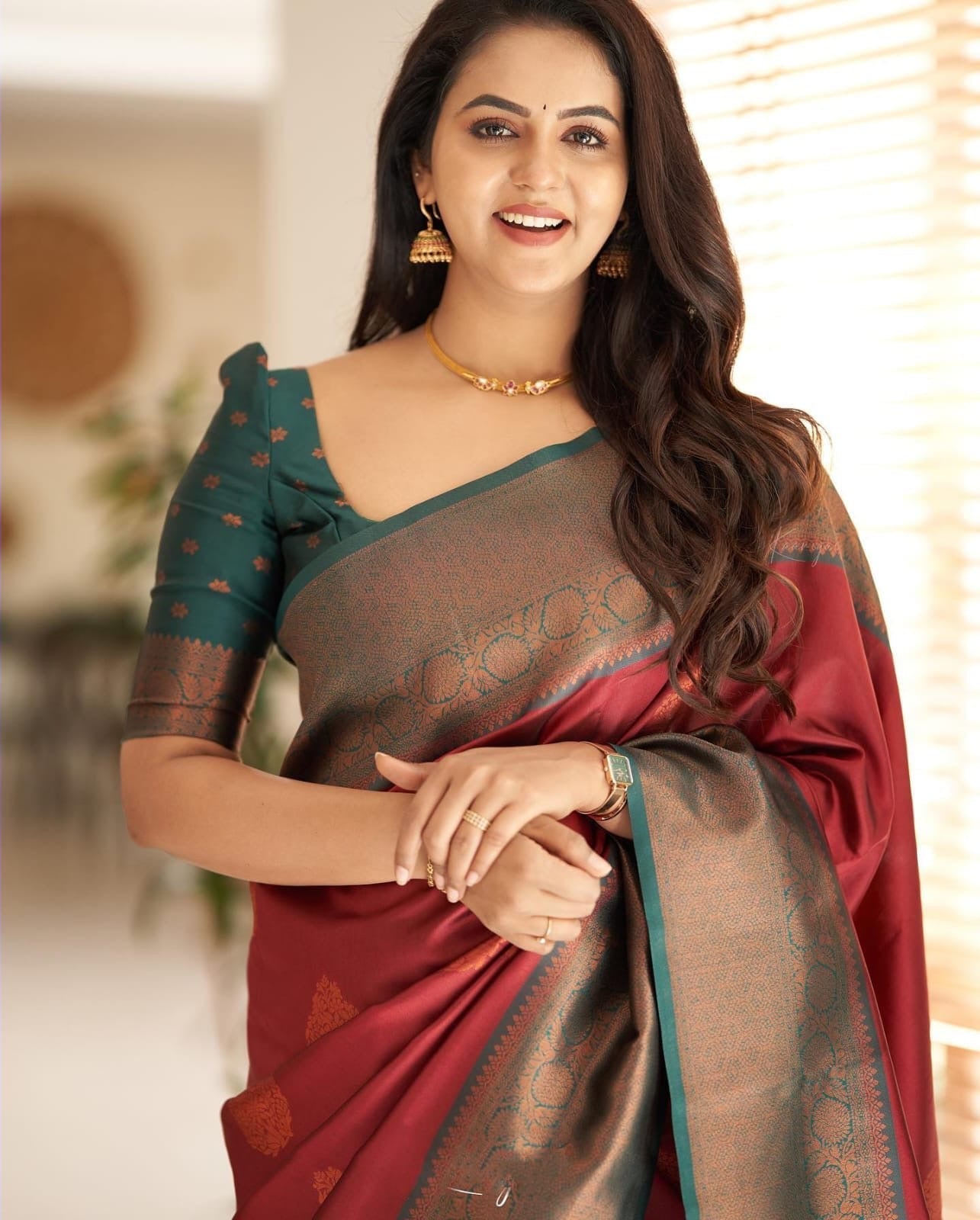 Timeless Banarasi Weaves for Your Grand Moments ✨