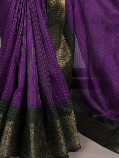 Traditional beauty highlighted with zari borders and classic checks 🍂