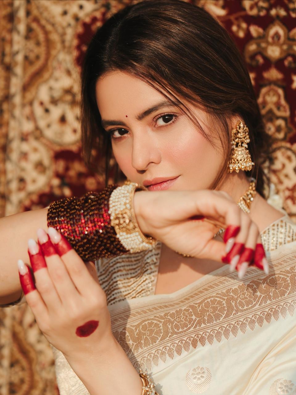 Diva of white banarasi silk saree