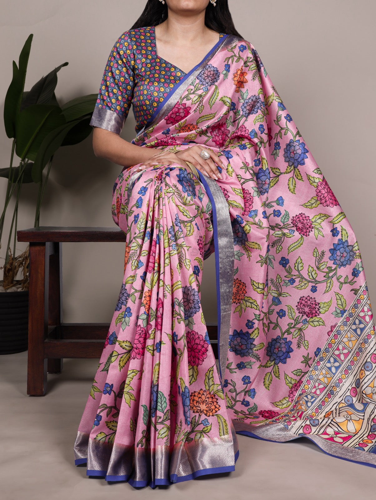 Tasar Silk drape with a glossy viscose border – perfect for your festive and timeless looks 🌺