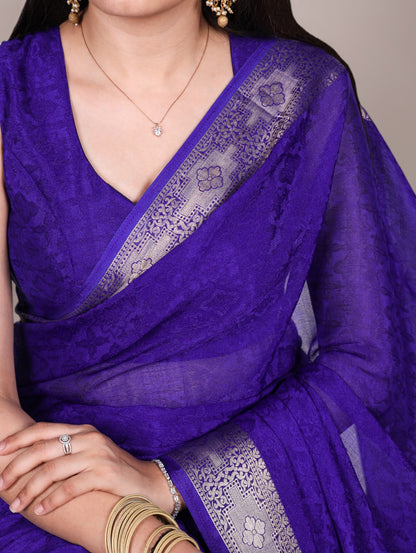 This poly shimmer saree with exquisite weaving border is your perfect pick for festive vibes, evening parties, or special occasions 🪸