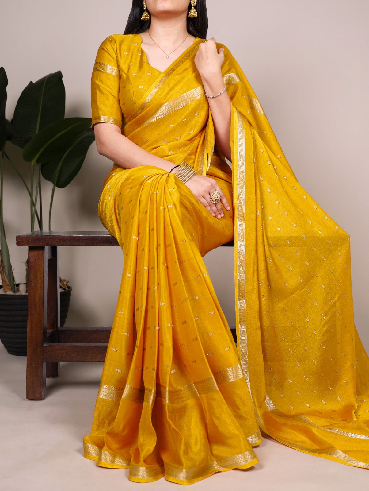 This soft crepe saree with subtle weaving work is perfect for daily wear 🌸