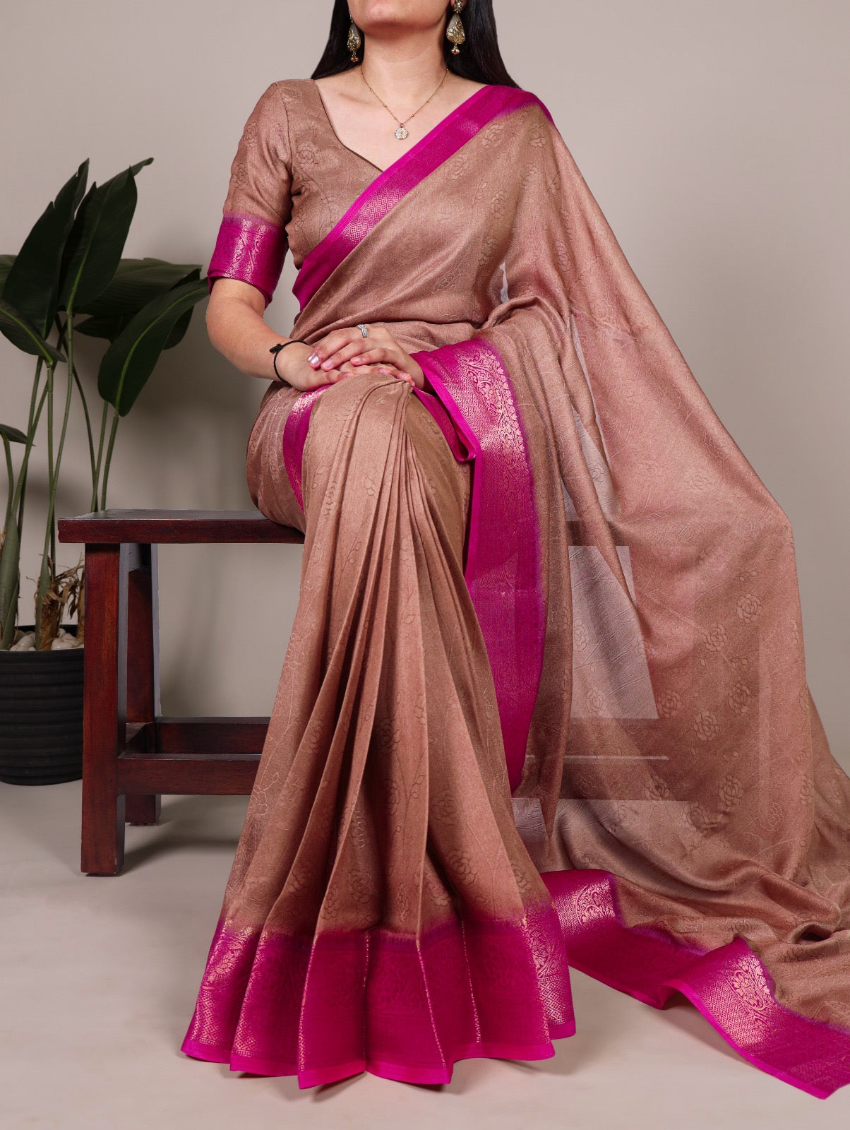 Marshmello-soft fabric with rich zari weaving — a blend of comfort and regal elegance. 🌸