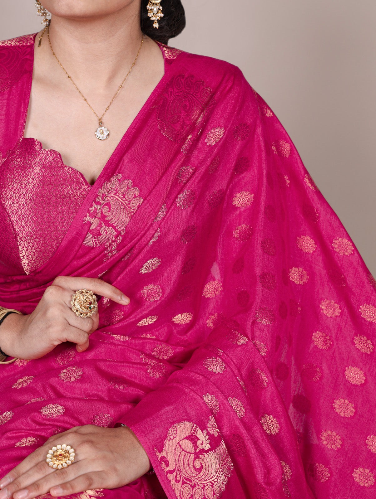 Roop Silk woven with zari work – where tradition meets timeless sophistication 🥀