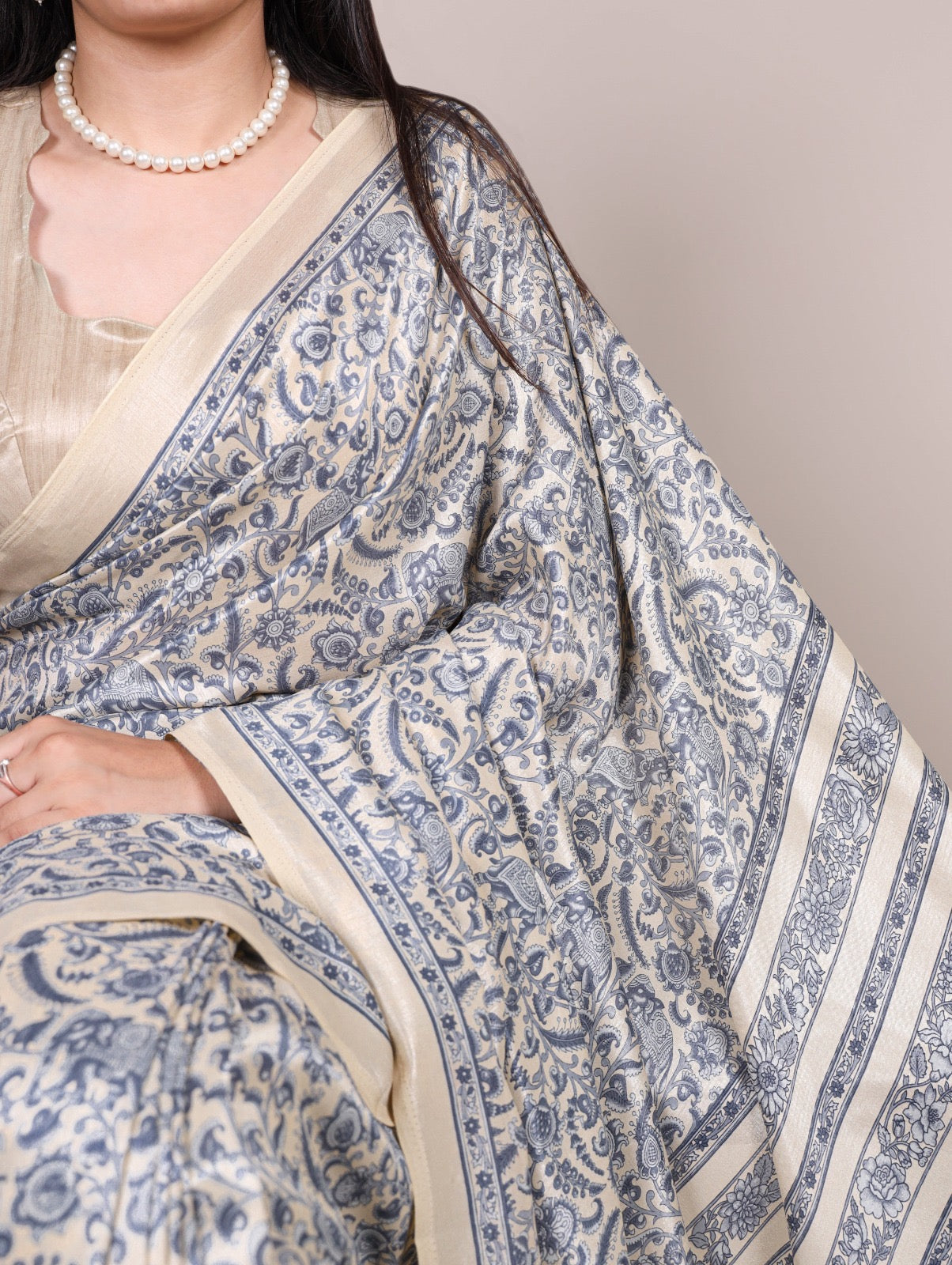 Timeless Tussar silk with graceful prints — a saree that speaks elegance in every drape 🌸