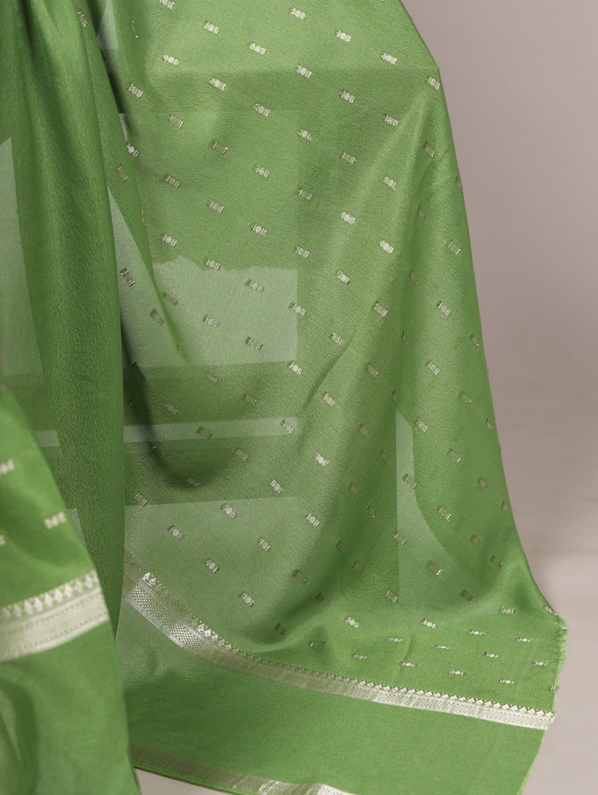 This soft crepe saree with subtle weaving work is perfect for daily wear 🌸