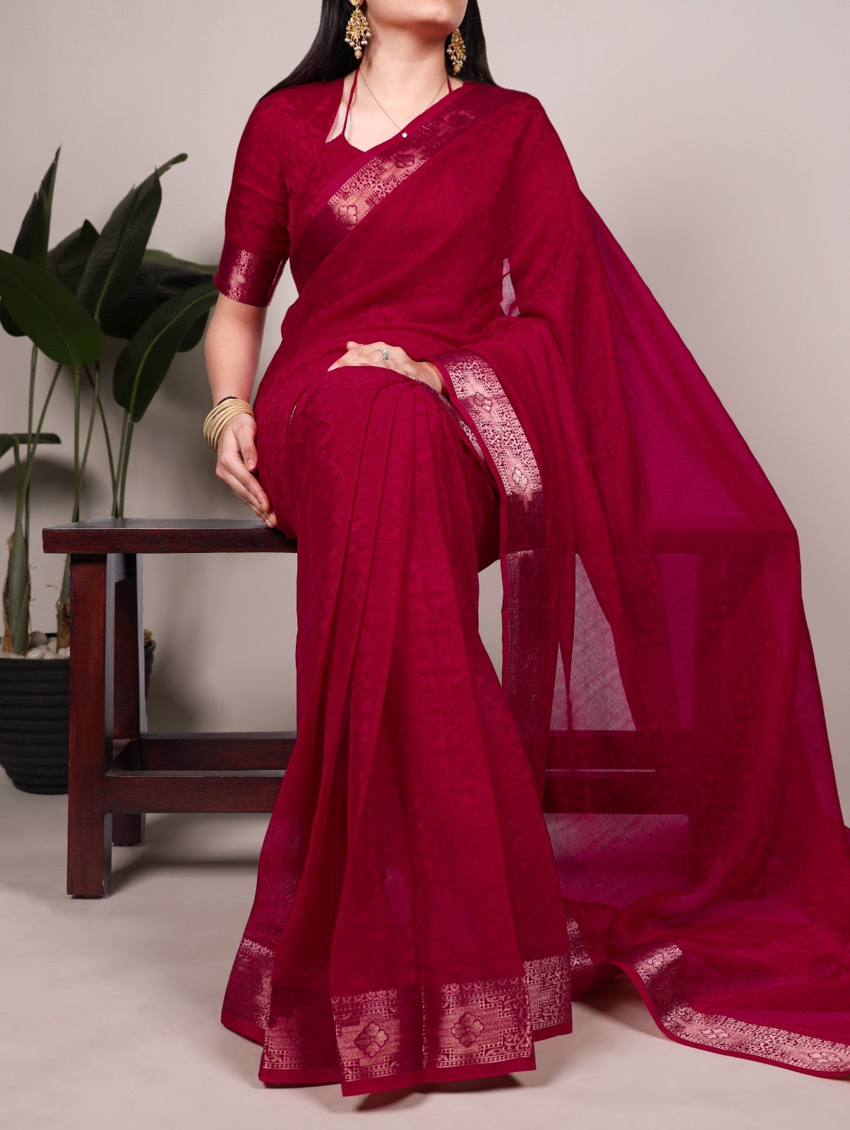 This poly shimmer saree with exquisite weaving border is your perfect pick for festive vibes, evening parties, or special occasions 🪸