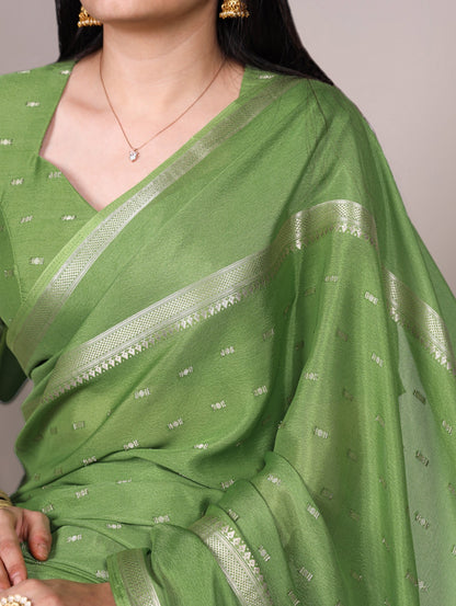 This soft crepe saree with subtle weaving work is perfect for daily wear 🌸