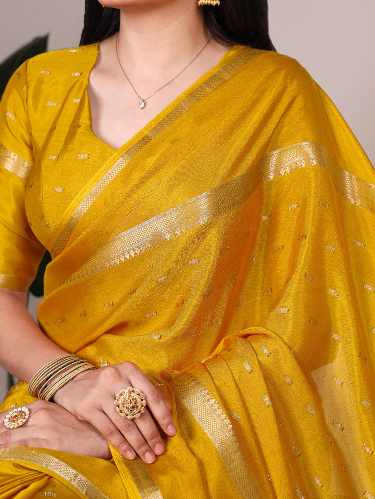 This soft crepe saree with subtle weaving work is perfect for daily wear 🌸