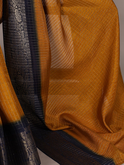 Traditional beauty highlighted with zari borders and classic checks 🍂