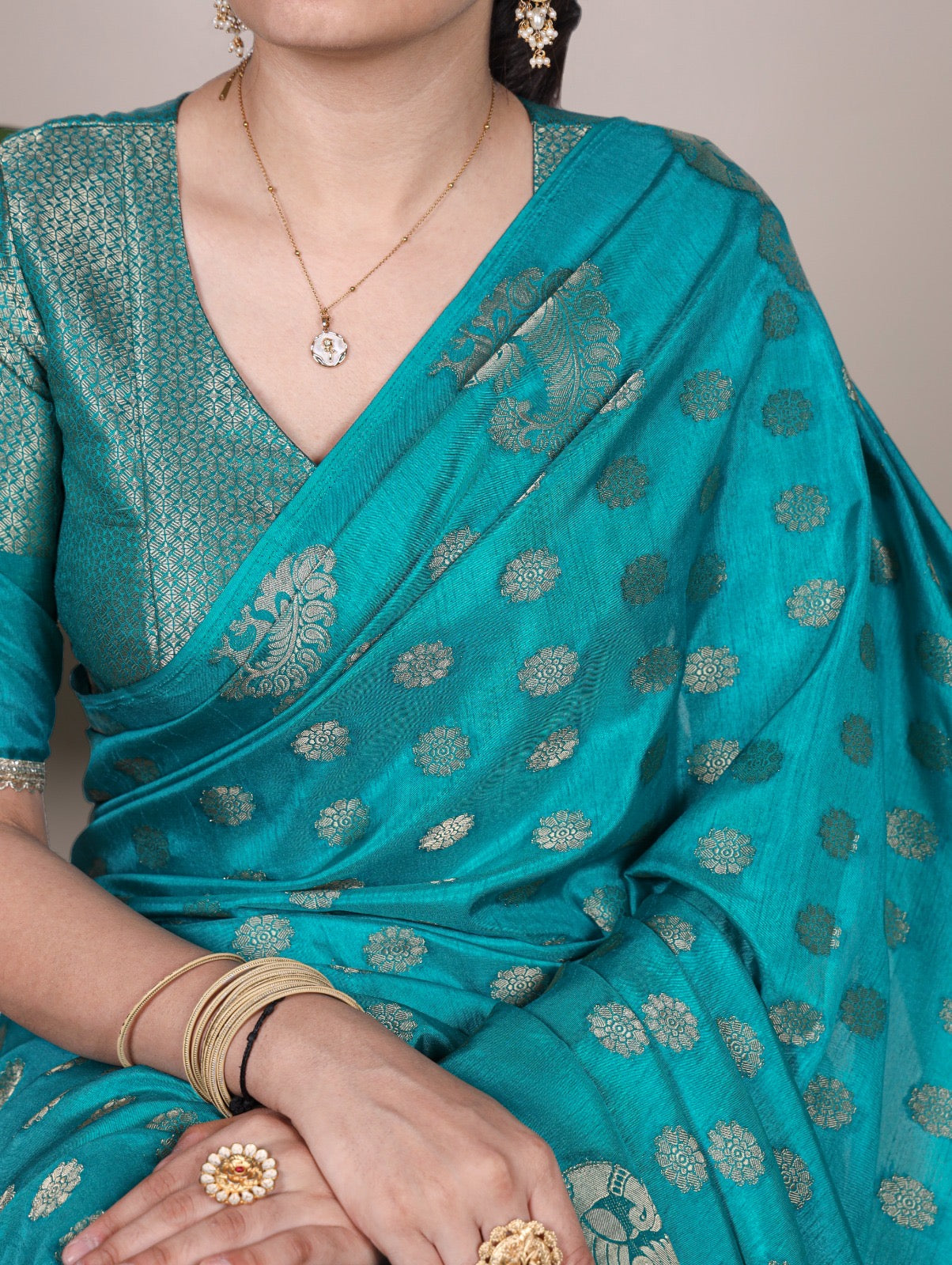Roop Silk woven with zari work – where tradition meets timeless sophistication 🥀