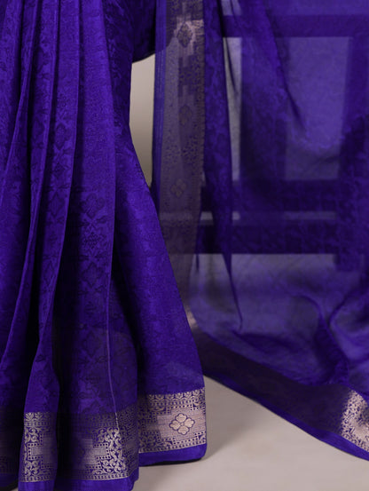 This poly shimmer saree with exquisite weaving border is your perfect pick for festive vibes, evening parties, or special occasions 🪸