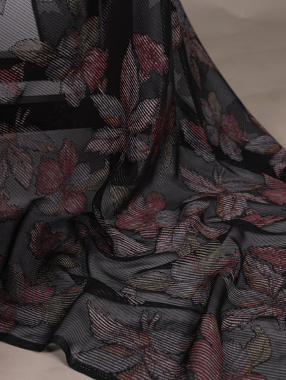 This floral Lurex Brasso saree blends the charm of blooming prints with the luxury of subtle shine 🍁