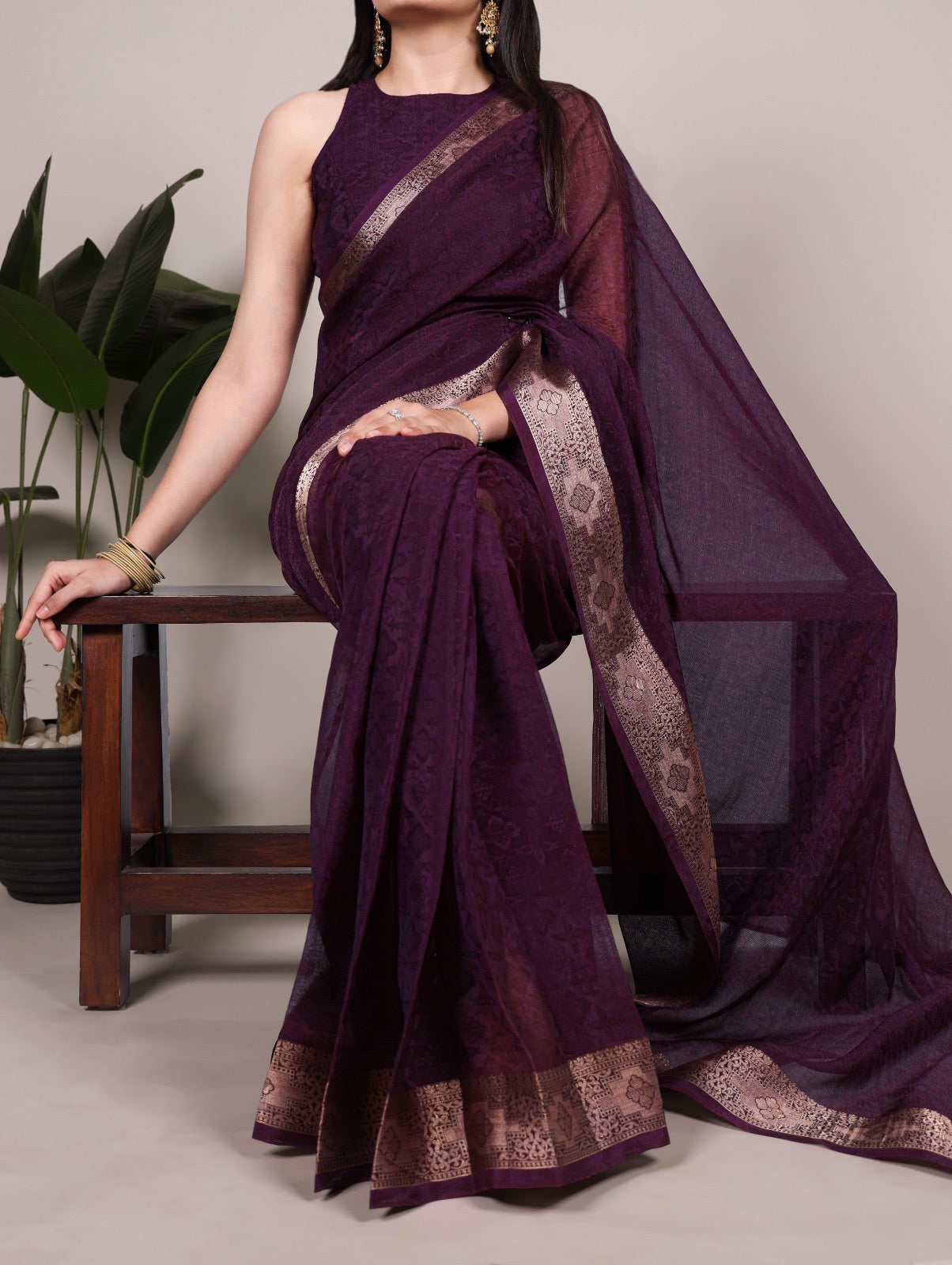 This poly shimmer saree with exquisite weaving border is your perfect pick for festive vibes, evening parties, or special occasions 🪸