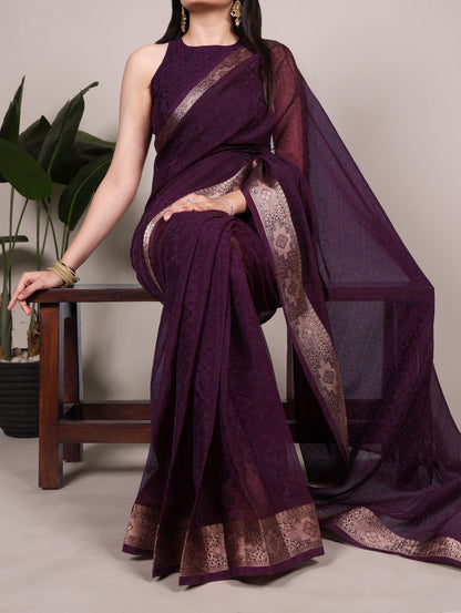 This poly shimmer saree with exquisite weaving border is your perfect pick for festive vibes, evening parties, or special occasions 🪸