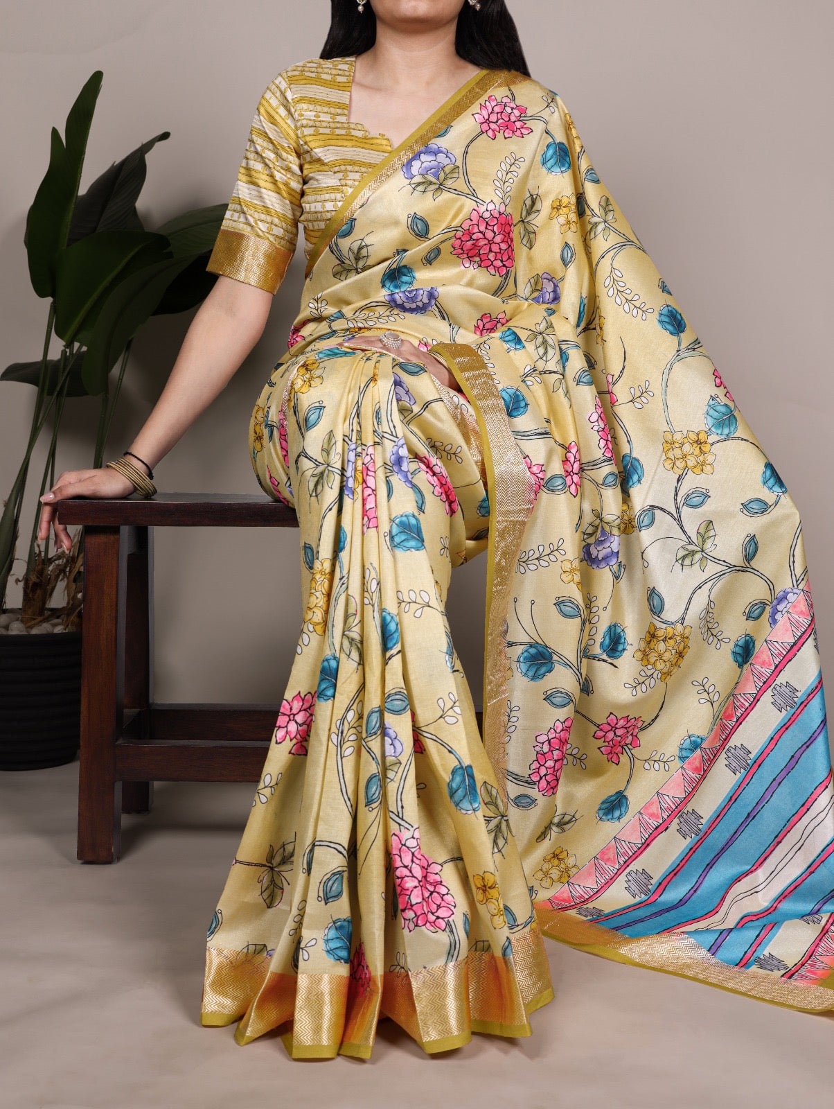 Tasar Silk drape with a glossy viscose border – perfect for your festive and timeless looks 🌺
